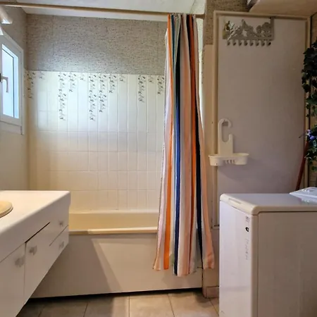 Georges De Didonne - Vue Pour Ce Cosy En Rez-de-chaussee * سان-جورج-دي-ديدون